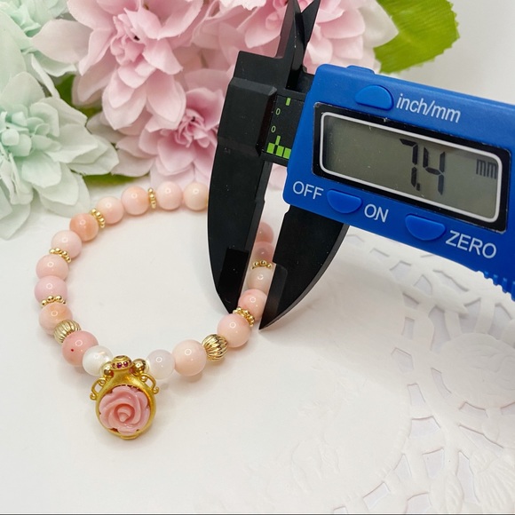 Queen Conch Shell Rose Bracelet - Picture 9 of 10